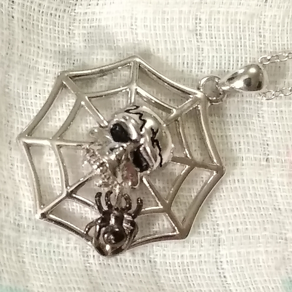 Spiderweb Pirate Skull Pendant - Picture 11 of 11